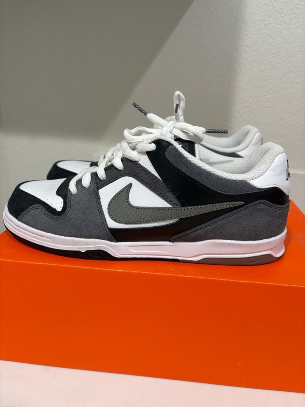 Nike White Black Gray Skate Low-Top Sneakers - Picture 2 of 11